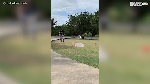 Ciclista falha salto de bicicleta com muito estilo!