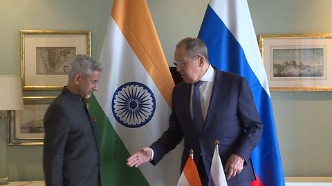 India and Russia shaking hands