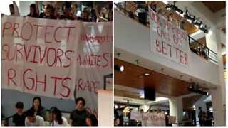 Stille protest på Harvard mot Betsy DeVos..