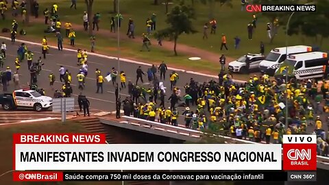 Manifestantes invadem Congresso Nacional | @shortscnn #shortscnn