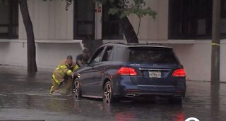 Heavy rain causes drivers to become stuck on flooded streets in West Palm Beach
