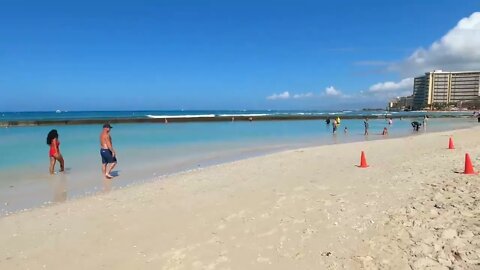 HAWAII - Waikiki Beach - On the beach - Beautiful day on Waikiki beach for people watching!-4