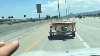 Barco viaja sozinho por autoestrada