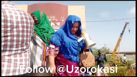 Today In Niger, thousands of women have gathered in front of the French military base located in the