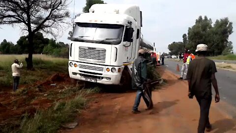 SOUTH AFRICA - Johannesburg - Tanker recovery on highway (Video) (J3d)