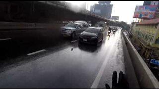 Helte-biker stopper trafikken for at redde en killing