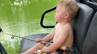 Menino adormece enquanto pesca