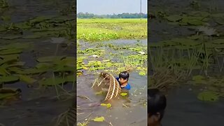 Pai, bora pescar? Não tenho vara, nem mulinete fio!!! PREOCUPA NÃO PAI, OIA SÓ!