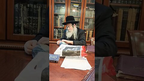 Shmuel Zalman Mordechai Goldsmith Bar Mitzvah - LNeach Tefilin with the Rebbe in Jerusalem - 1!