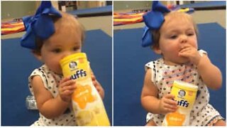 Bebé não precisa de ajuda dos pais para comer o seu snack favorito