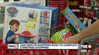 Last minute shoppers scrambe for gifts