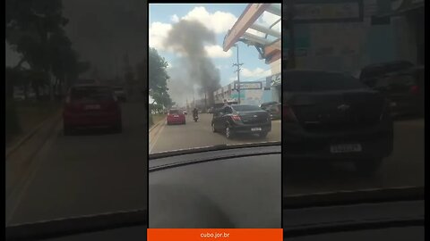 Fumaça é vista em terreno atrapalhando o trânsito no bairro do São Cristovão, em São Luís