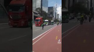 Caminhoneiros fazem buzinaço na Paulista