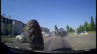 Trator perde roda numa estrada na Rússia