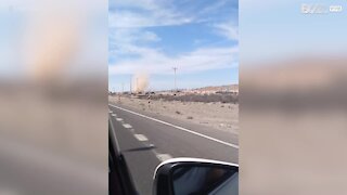 Une tornade impressionnante terrifie ce conducteur