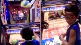 Criança arrasa em máquina de jogo de basquete
