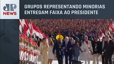 Lula sobe a rampa do Planalto e recebe faixa de diversos representantes