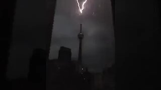 CANADA 🇨🇦 Lightning just struck Toronto's CN Tower.