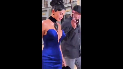 Kylie Jenner fans, check out this HOT blue dress she's wearing in the latest Instagram post!