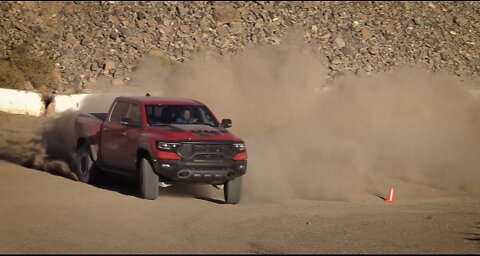 Mais da Ram 1500 TRX acelerando na pista off road