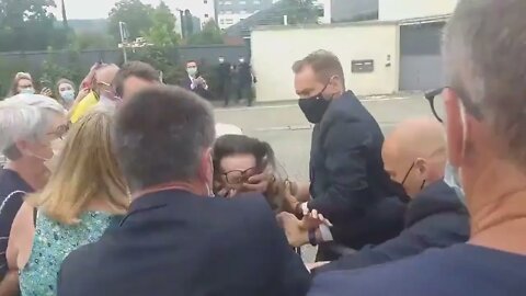 امرأة تصفع الرئيس الفرنسي اثناء تجوله 👀!