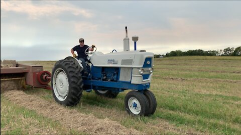 Finishing Up Oats Harvest - Bailing Oats Straw and Getting Some Repair Work Done On The 4020!