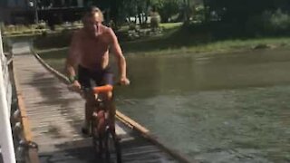 Cet homme saute dans un lac sur son vélo