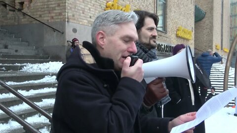 Klaus Bernpaintner på manifestation mot vaccinpass