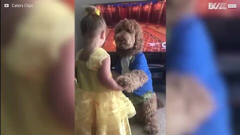 Une fillette rejoue Disney avec son chien
