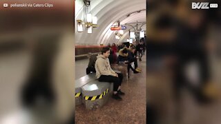 Sans prévenir, il exécute un salto en pleine station de métro