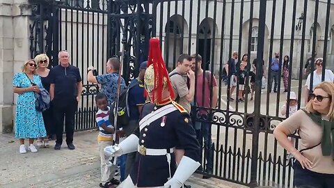 Tourist shakes her fists 👊 in fear 😱 make way the guard shouts #horseguardsparade