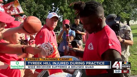 Chiefs WR Tyreek Hill leaves practice with quad injury