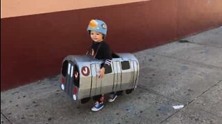 Lille dreng klæder sig ud som metroen til Halloween