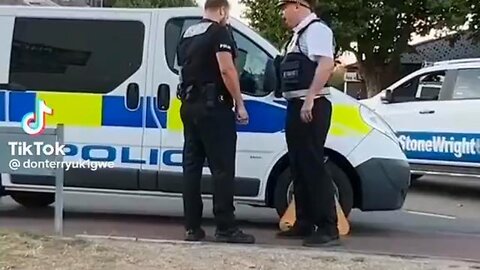 UK l Police Van gets Clamped for Wrong Parking