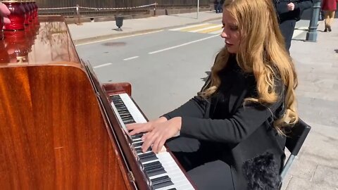 Today, an American pianist of Ukrainian origin, Valentina Lisitsa, held a rehearsal of the concert in the center of Moscow, opposite the Ukrainian embassy