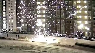 Un feu d'artifice explose dans sa main