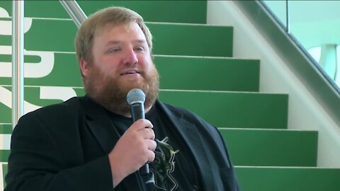 National anthem singer prepares for Game 3