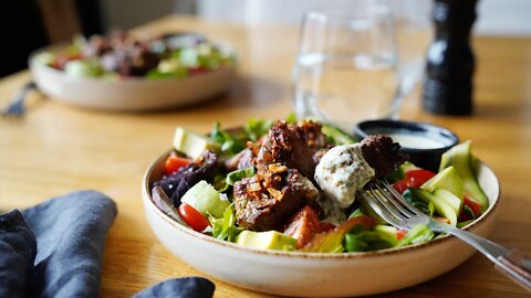 Garlic steak bite salad with tarragon dressing