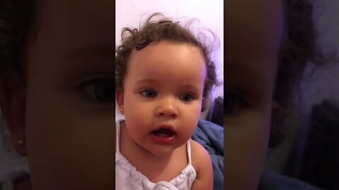 Bebê falando ao telefone com a mamae e o papai - #shorts #linda #bebe #viral