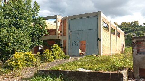 Pavilhão comercial abandonado levaram até o telhado de metal, Bairro Rondônia, Novo Hamburgo/RS