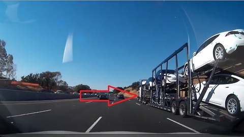 Trailer carrying 6 new Tesla's gets cut off on freeway