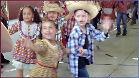 Festa Junina da Escola Municipal Comandante Gastão Moutinho em 13/06/2015 - Slide de Fotos