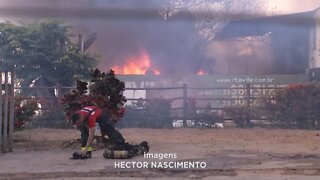 Incêndio em Valadares: fogo destrói dois galpões e danifica outros dois no bairro Universitário