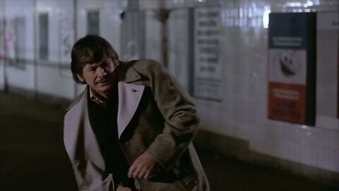 Charles Bronson shoots two robbers wielding knives ib=n Death Wish 1974