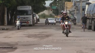 Rua Sinal Leite em Gov. Valadares: buracos causam transtornos a quem passa pelo local