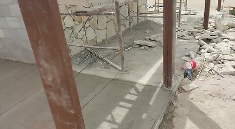 Trabajando en la construcción de la casa