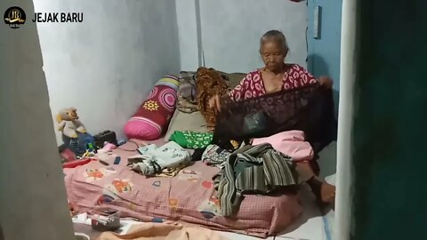 Seorang Ibu Yang Sedang Membereskan Pakaiannya