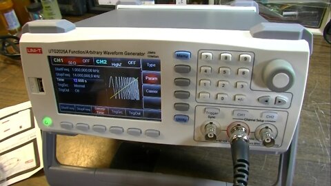 How to BREAK Your New Signal Generator - UNI-T Model UTG2025A Signal Generator DEMO TEST