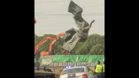 Sculpture "Motherland" split during the demolition of the Soviet-era monument in Riga