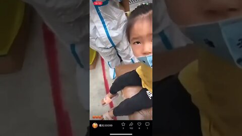 In CCP China, Children Terrified by Extremely Long COVID Test Sampling Stick 「這麼長！」